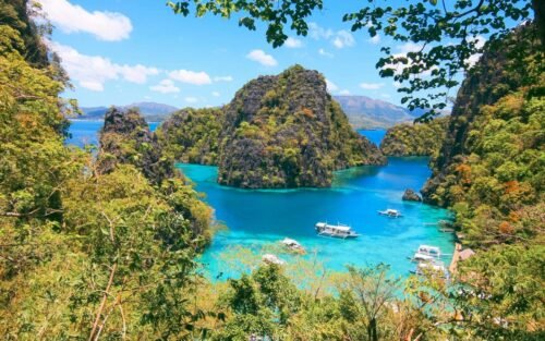 Island hopping boats in Coron lagoon